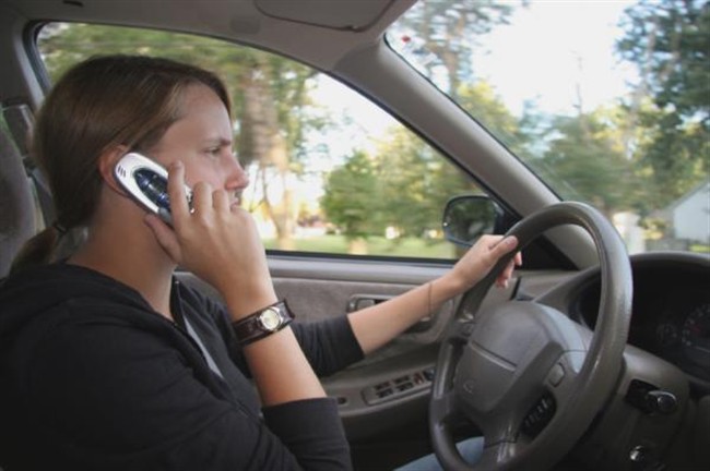 لطفاً دگمه‌ای را فشار ندهید: ممنوعیت استفاده از موبایل به هنگام رانندگی